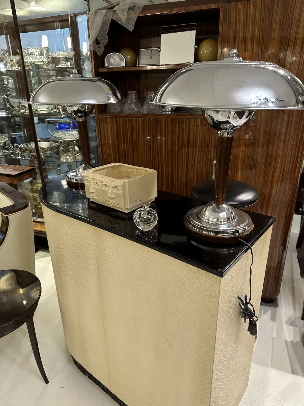 装飾的な特徴を持つ古いムラーノ彫刻