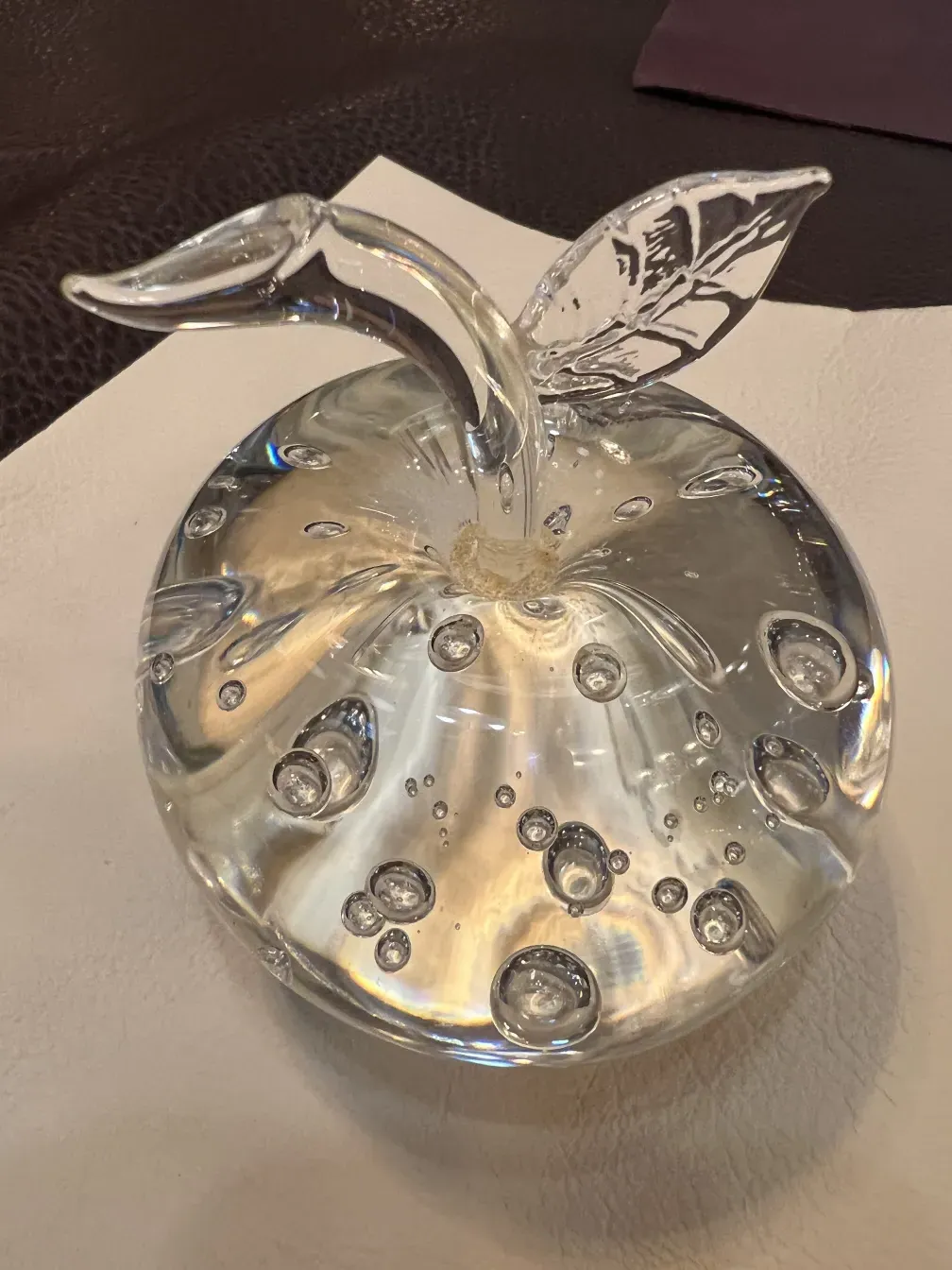 Escultura de Murano con forma de manzana y burbujas