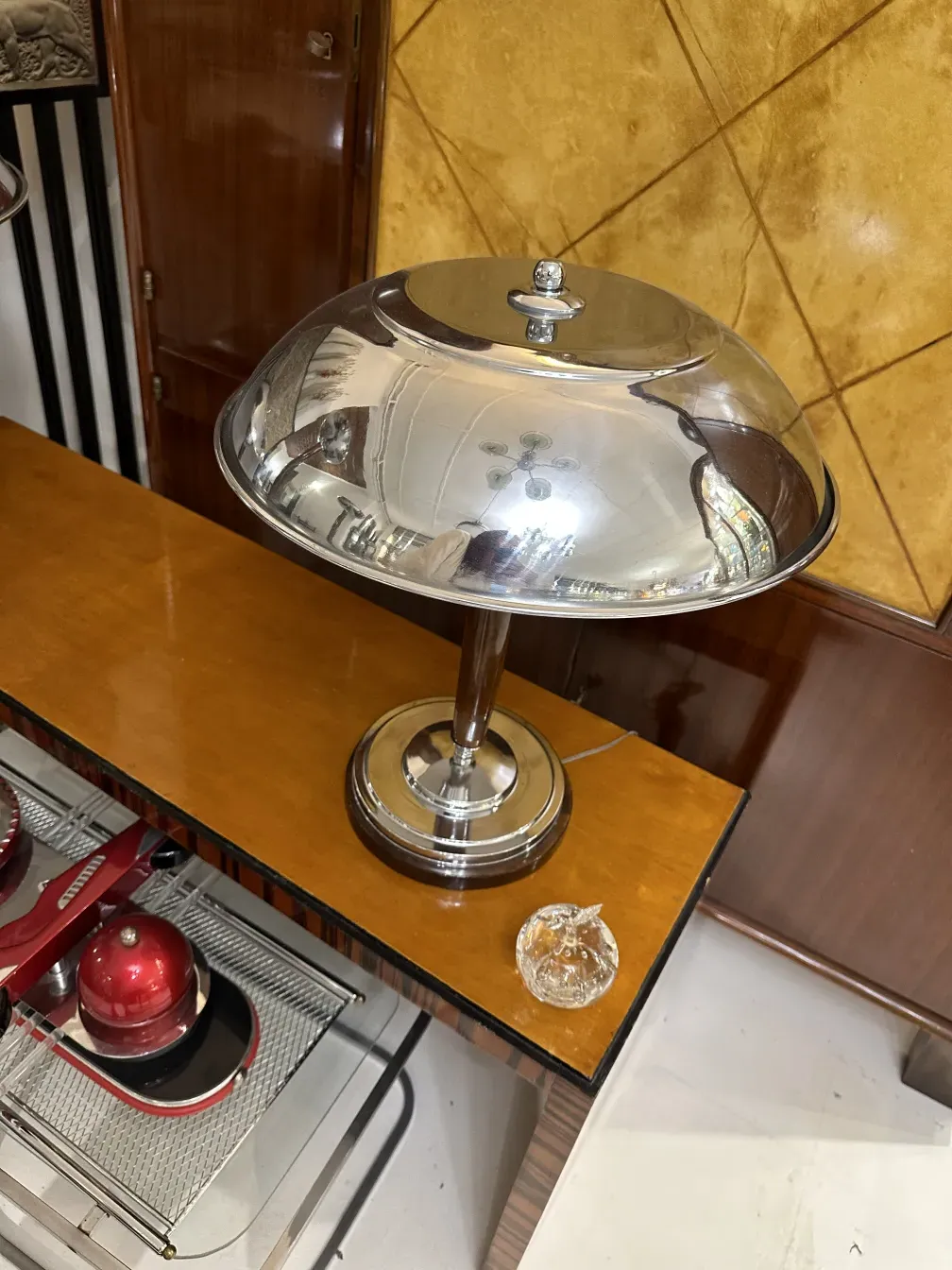 scultura murano antica con design elegante, base argentata