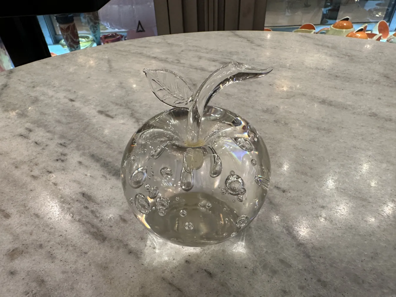 escultura de murano con forma de manzana y hojas