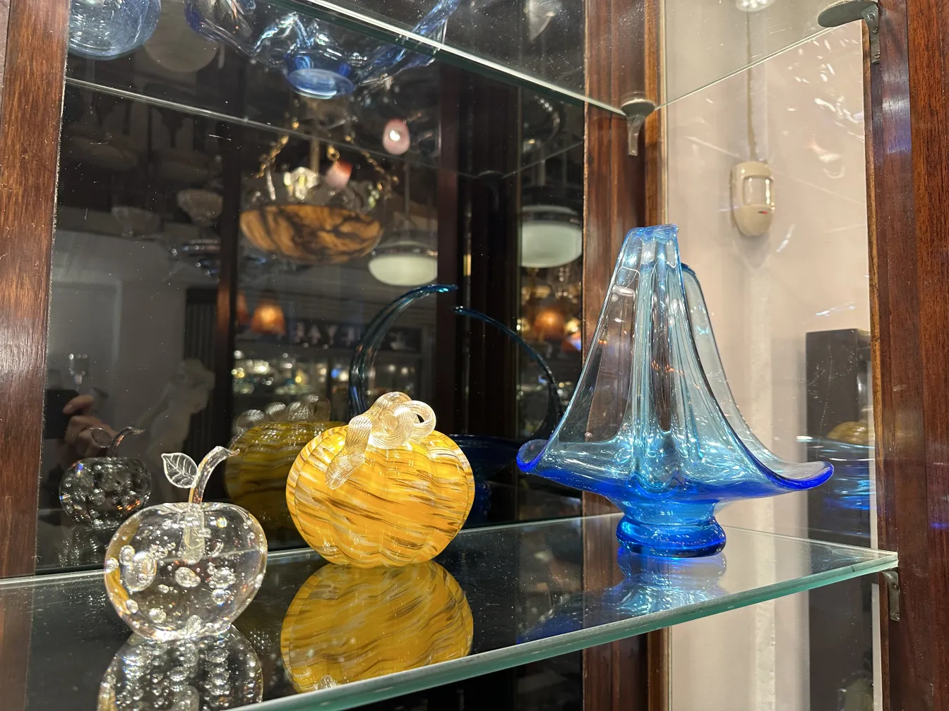 murano-skulptur aus buntem glas mit künstlerischer form