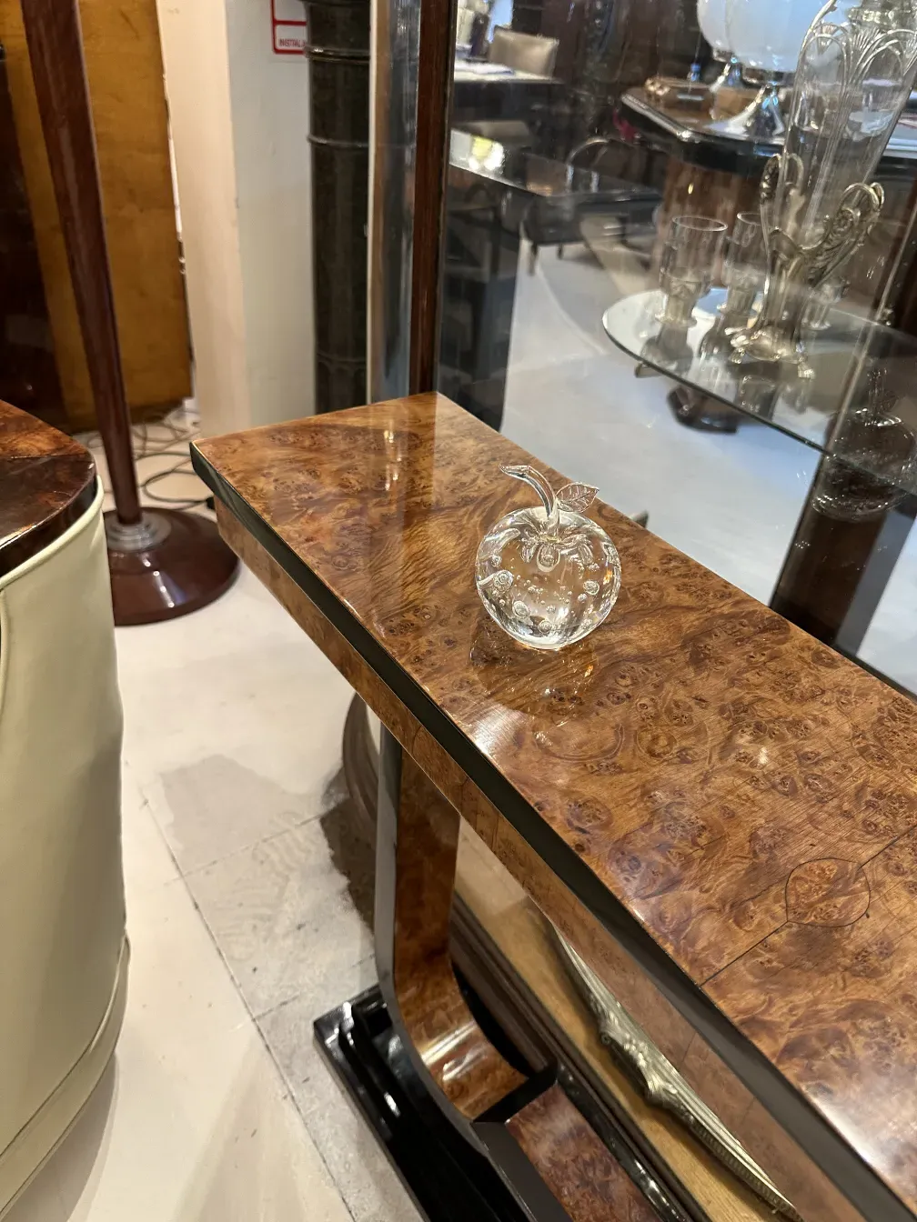 Scultura murano antica in un ambiente elegante con lucentezza e dettagli