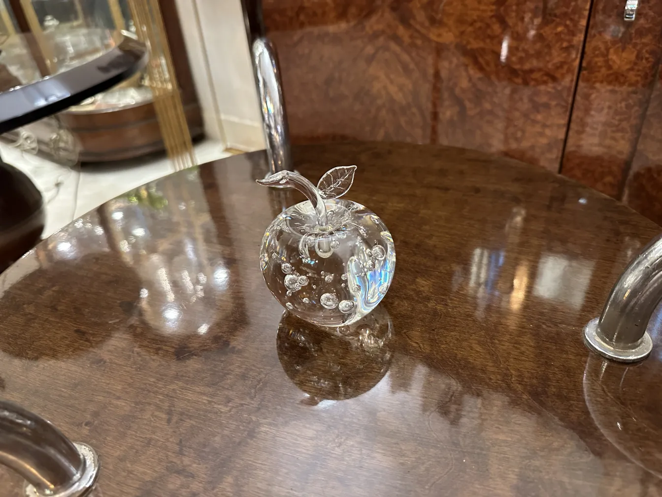 Scultura murano a forma di mela su tavolo in legno