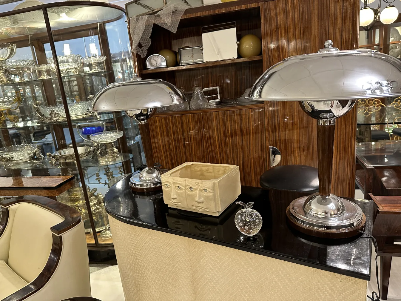 우아한 환경에서 장식 세부 사항이 있는 무라노 조각