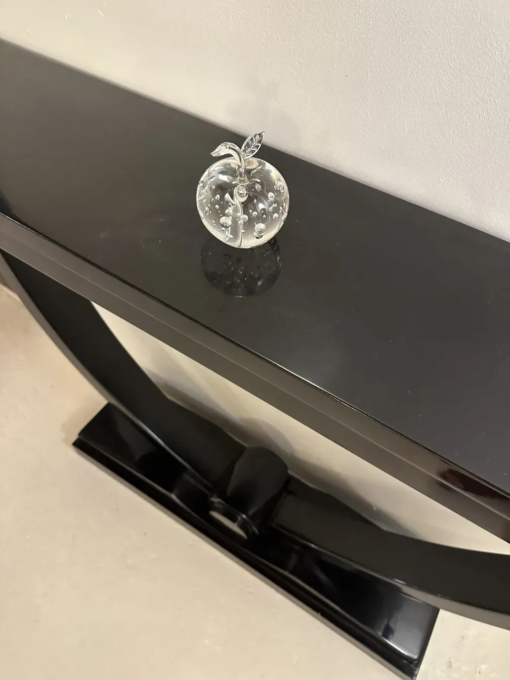 sculpture de murano antique avec des détails de fruit dans un cadre contemporain