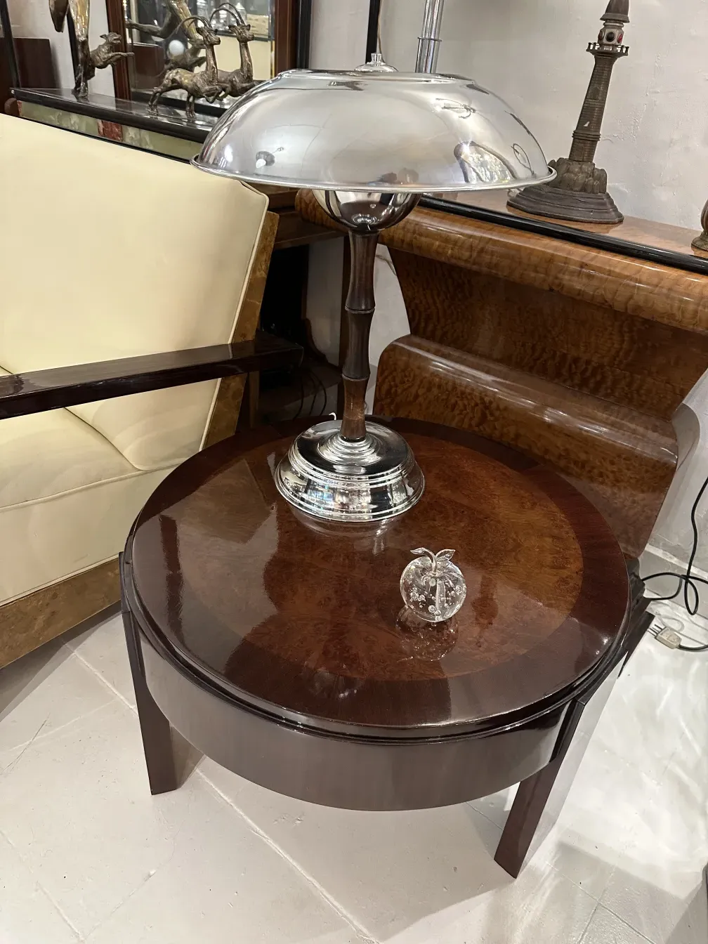 scultura murano antica con colori vivaci e dettagli decorativi in un ambiente elegante