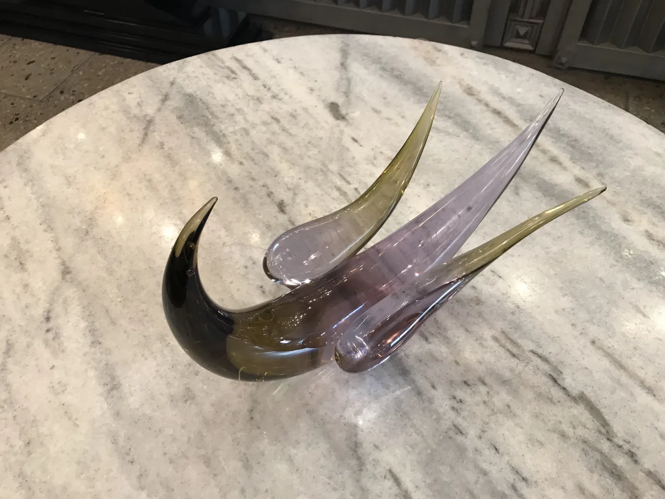 テーブルの上のエレガントな色の古代ムラーノ彫刻