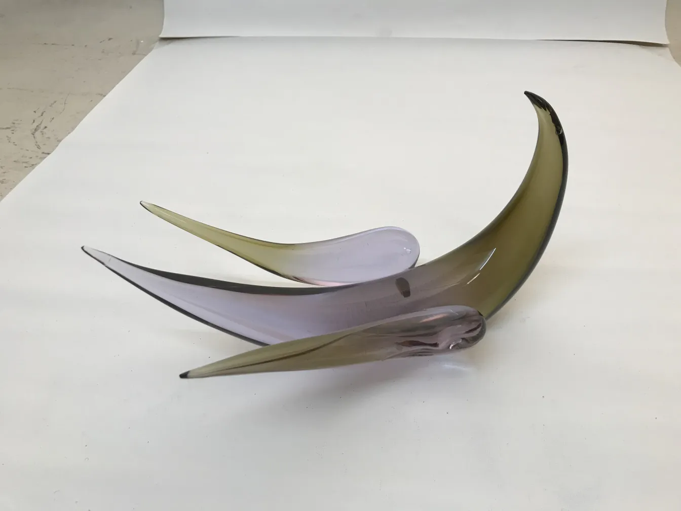 escultura de murano antiga com cores suaves e formas elegantes em um ambiente iluminado