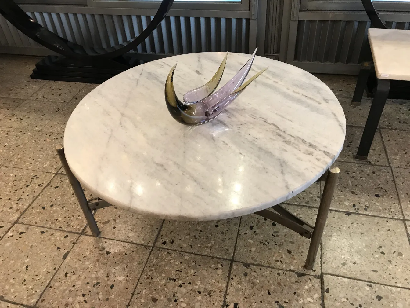 Murano-Skulptur auf einem runden Marmortisch