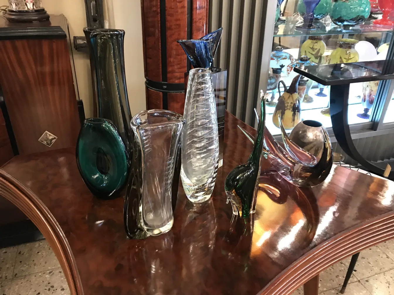elegante escultura de Murano con formas variadas sobre mesa
