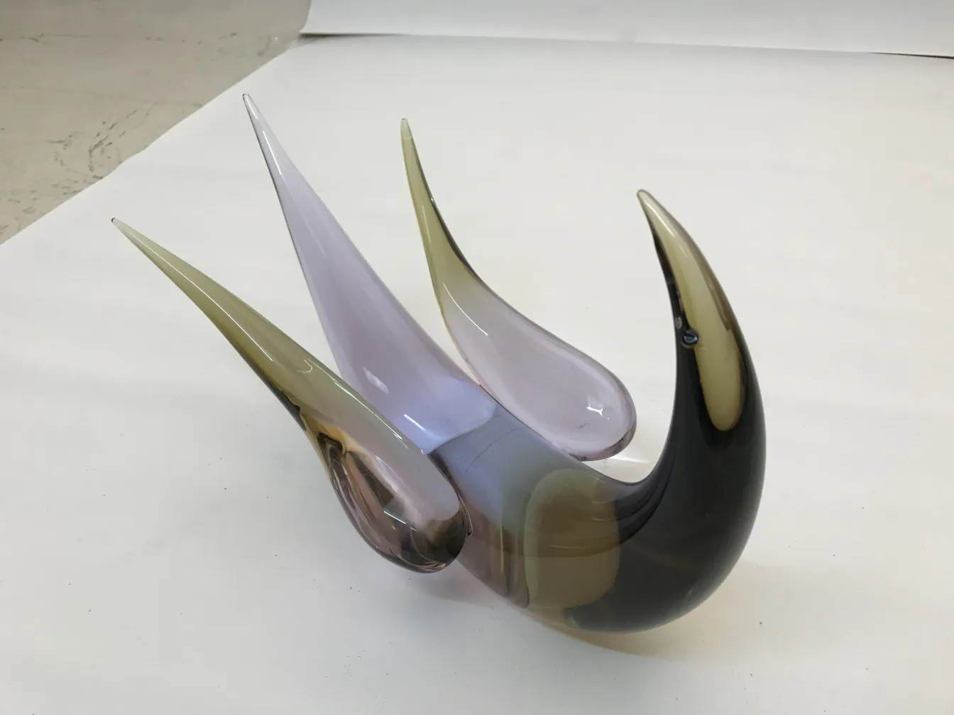 Escultura de Murano antigua con formas elegantes y fluidas