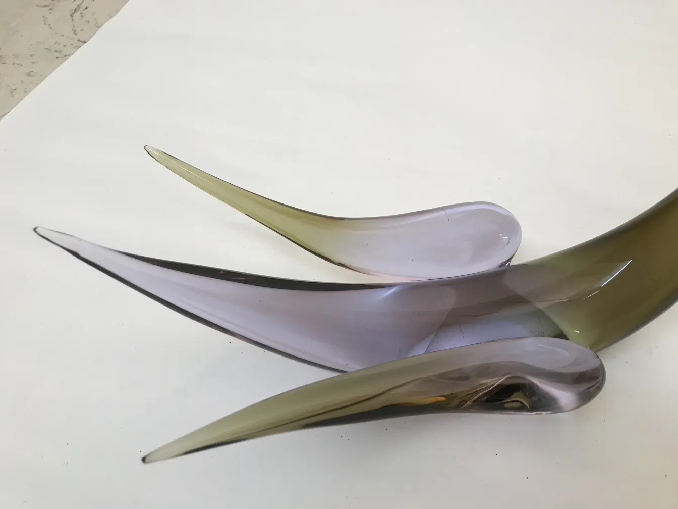 escultura de murano antiga com linhas elegantes e cores suaves