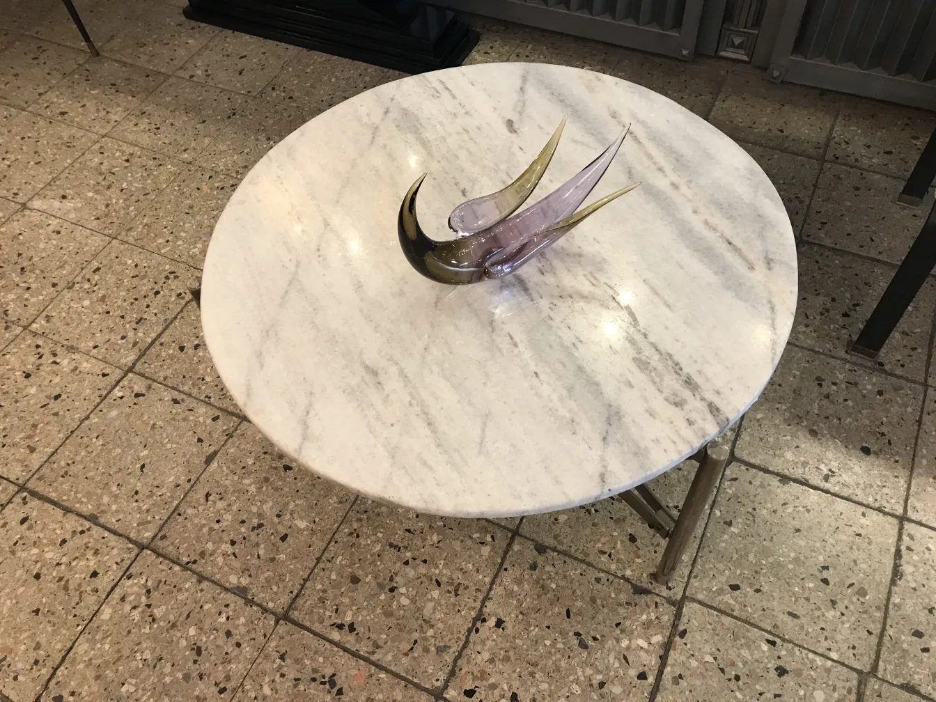 scultura murano antica con forme eleganti e colori morbidi su tavolo bianco