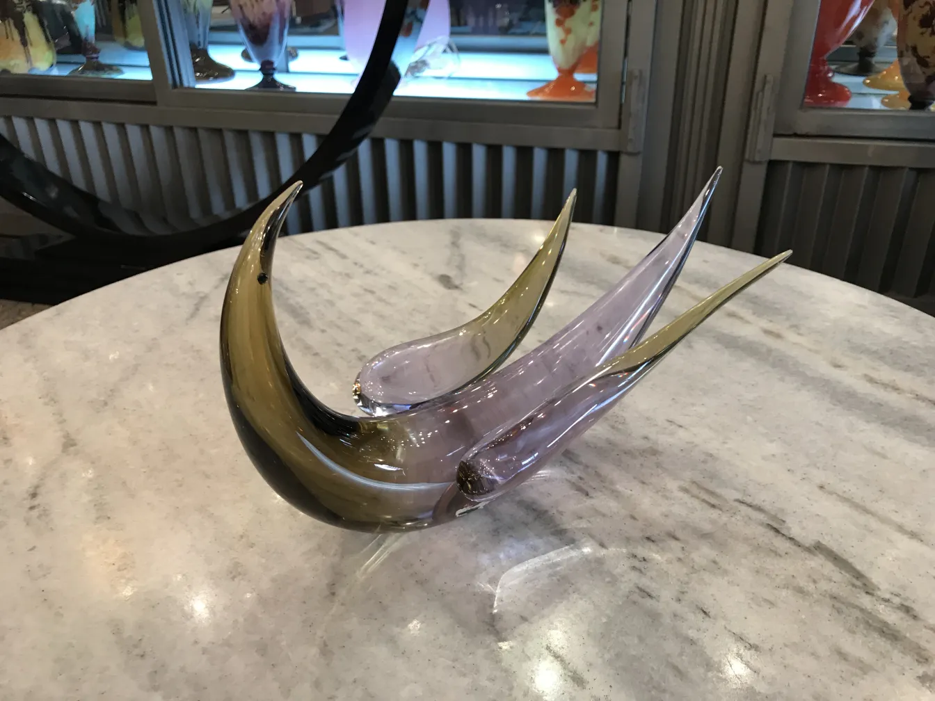 穆拉诺雕塑具有弯曲的形状和柔和的颜色，装饰性