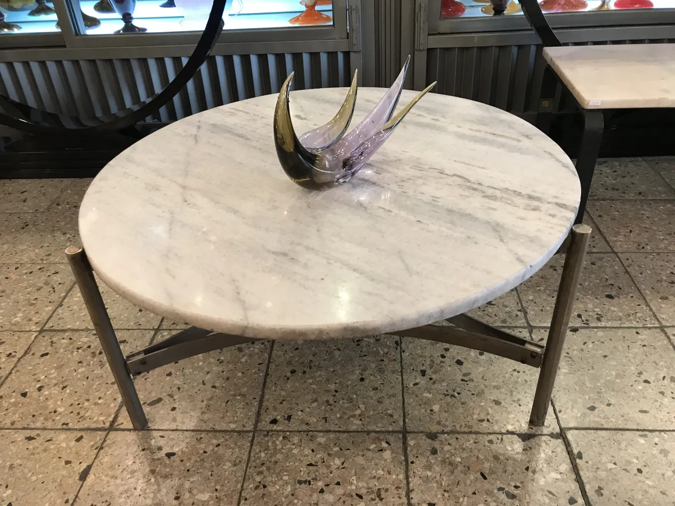 고풍스러운 장식용 무라노 조각이 원형 테이블 위에