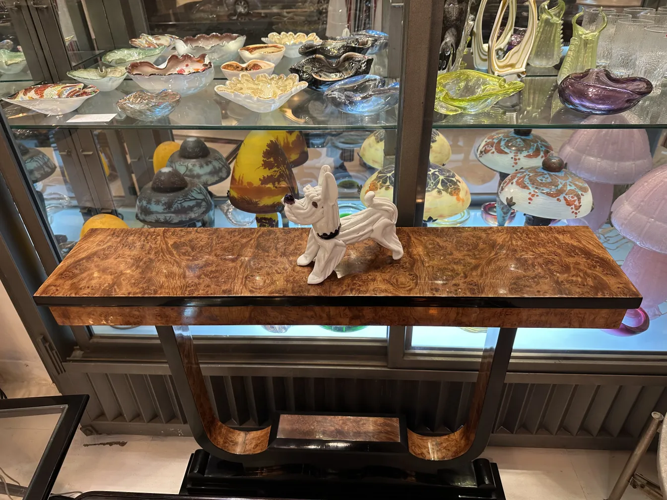 sculpture de murano ancienne avec couleurs vibrantes sur table