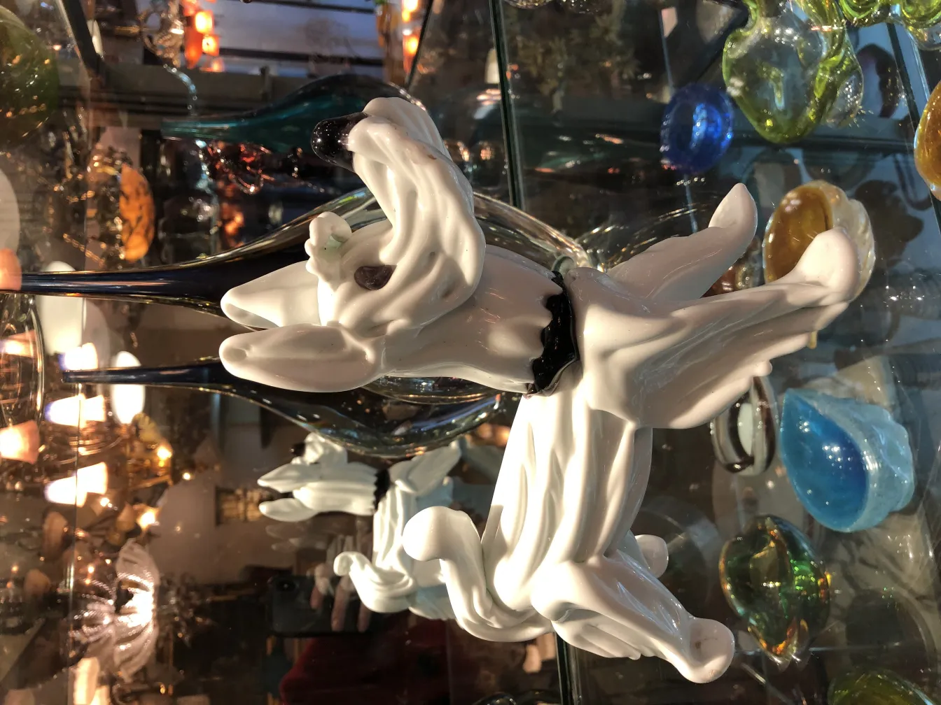 scultura murano su sfondo decorativo con luci