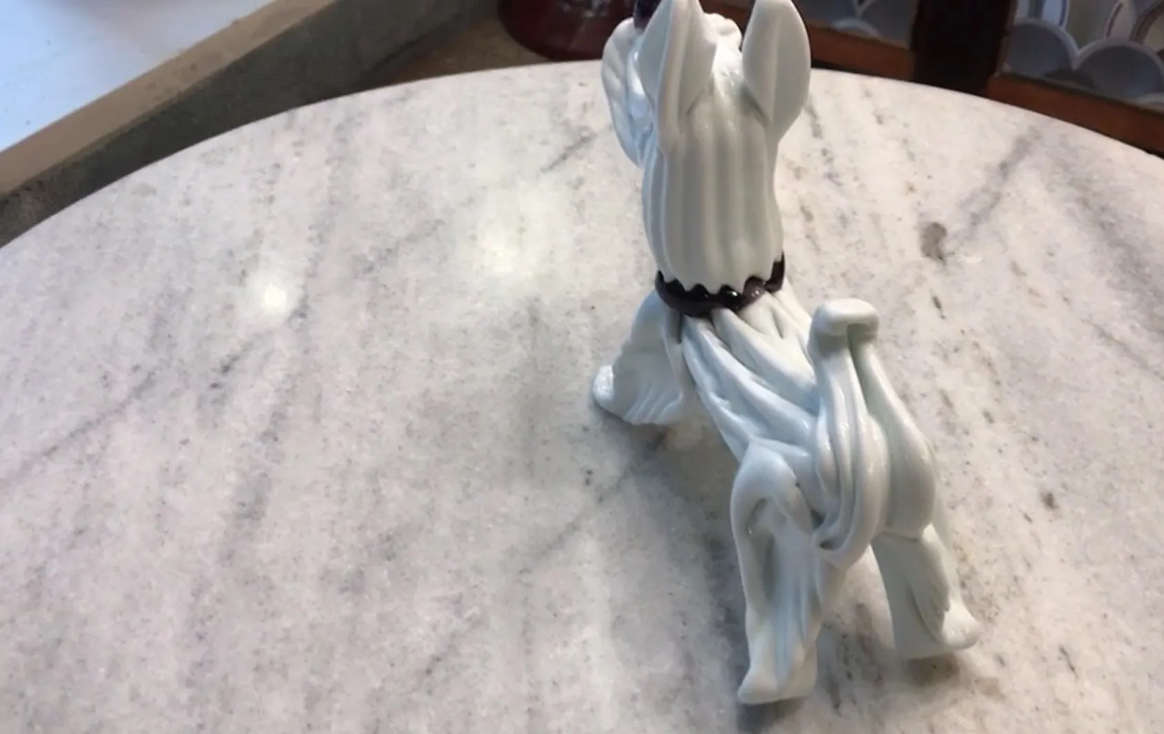 Antike Murano-Skulptur, die einen stehenden Hund darstellt.