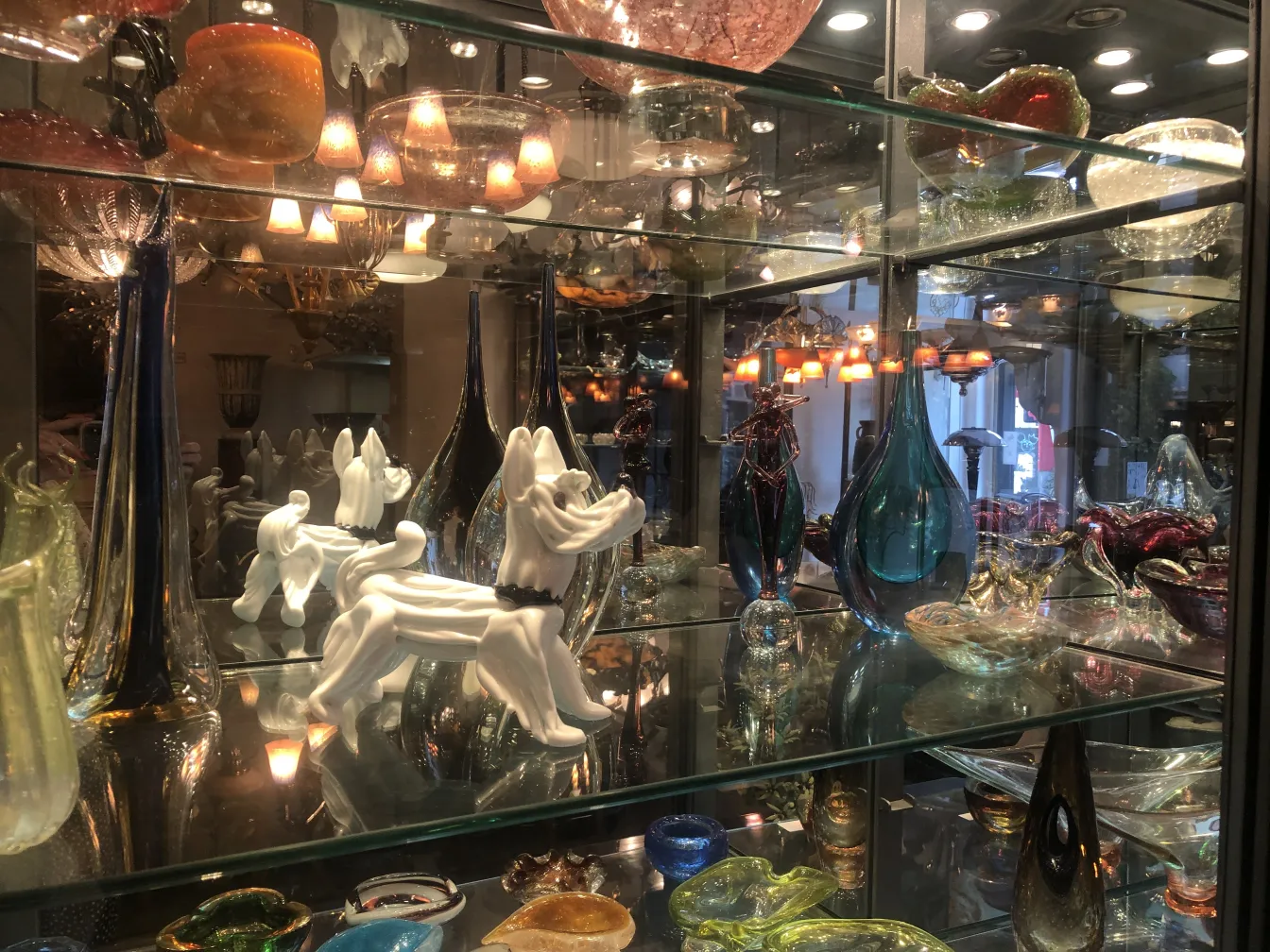 Ancienne sculpture décorative de Murano avec des détails en verre.