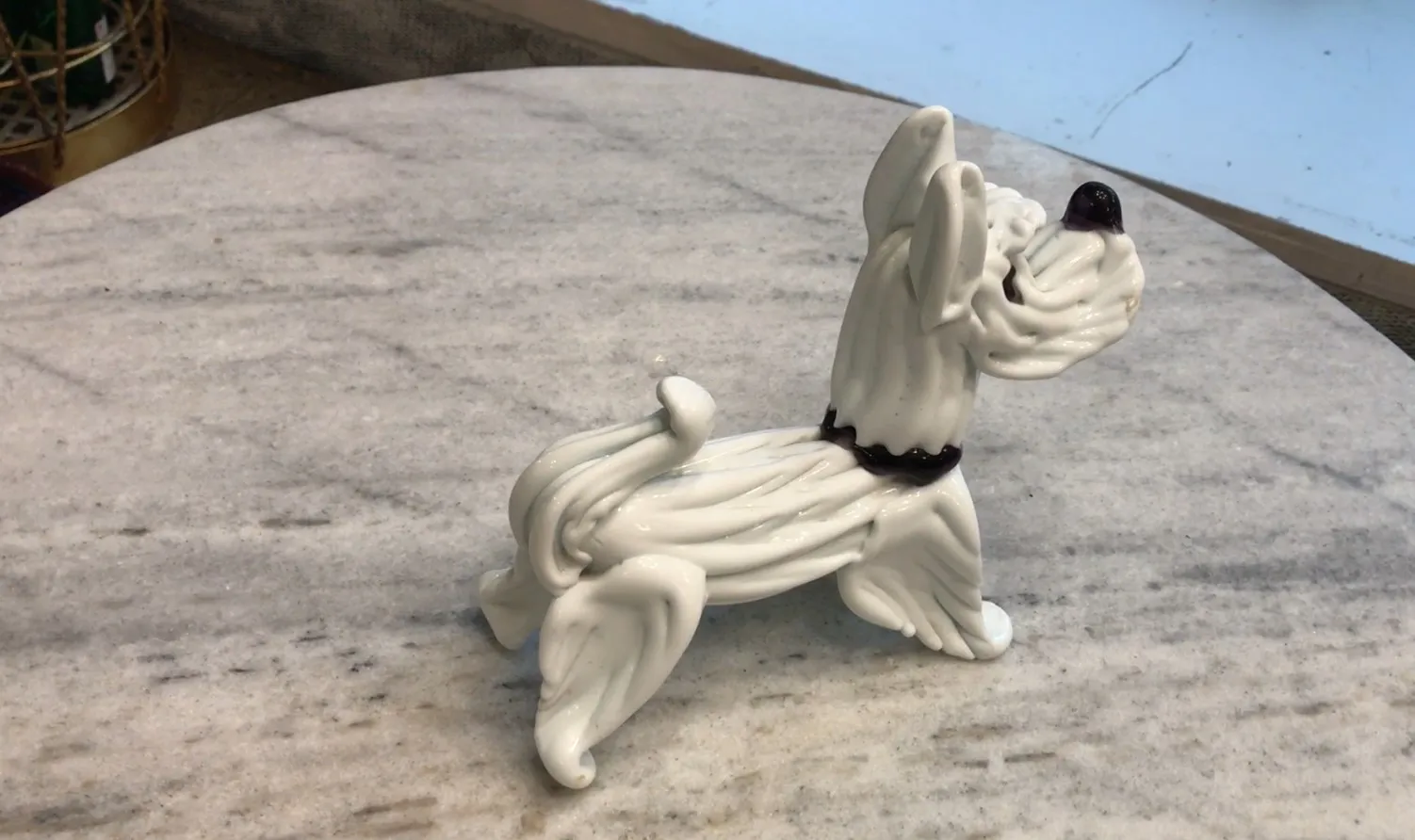 Escultura de Murano de un perro blanco con detalles en un ambiente antiguo