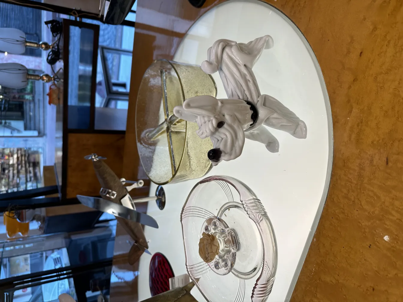 sculpture de murano blanche avec détails noirs dans un cadre naturel