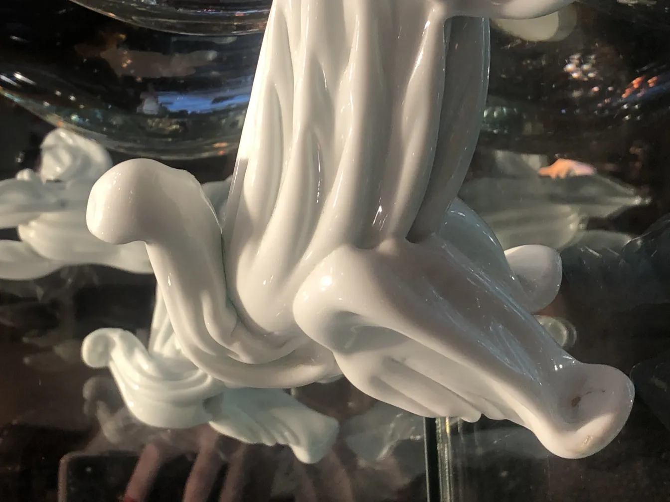 antike murano-skulptur mit elegantem, fließendem design in einer antiken umgebung