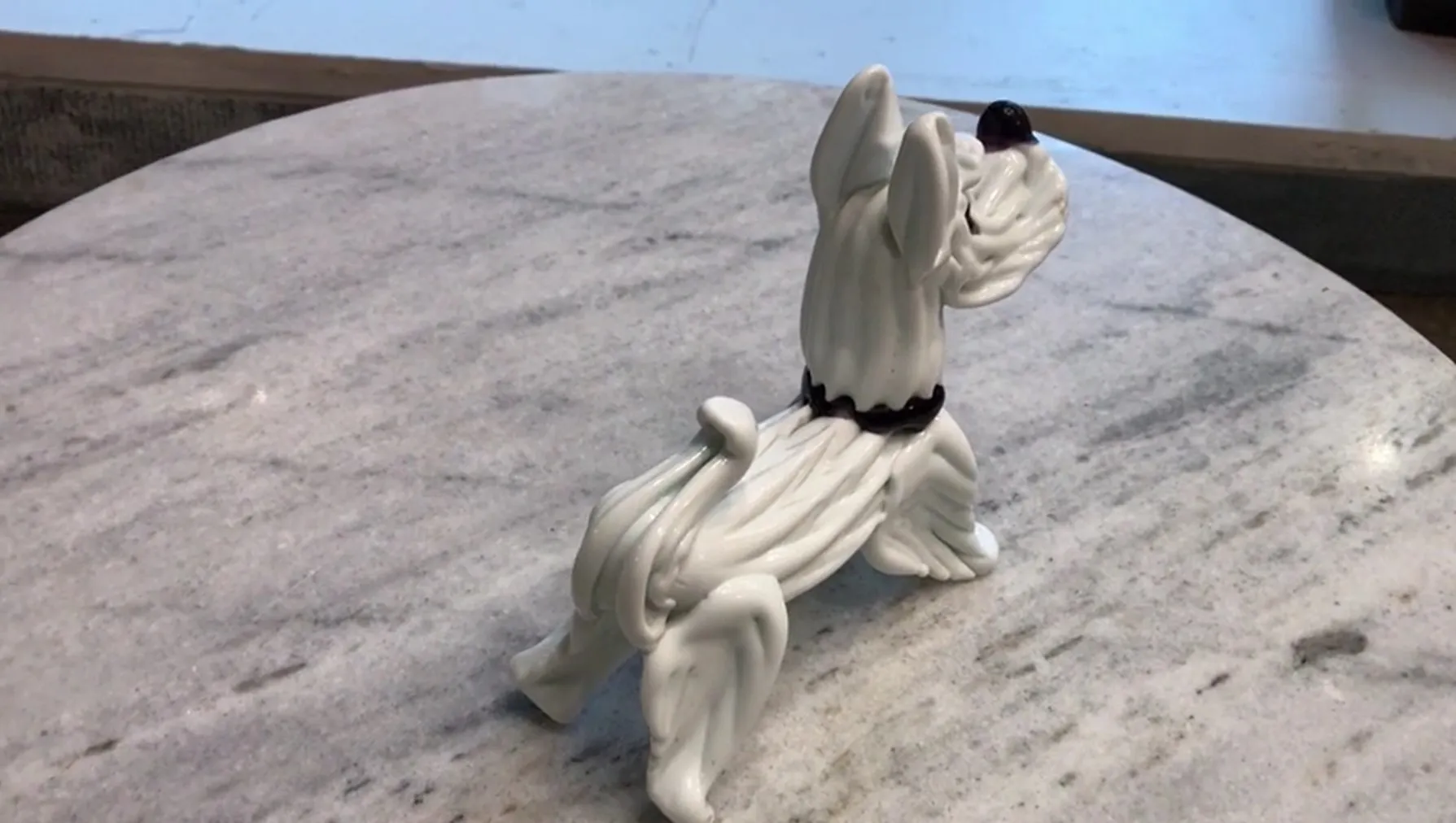 古董白色穆拉诺狗雕塑