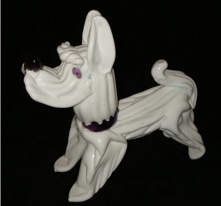 una escultura de perro en estilo antiguo con detalles únicos y colores claros