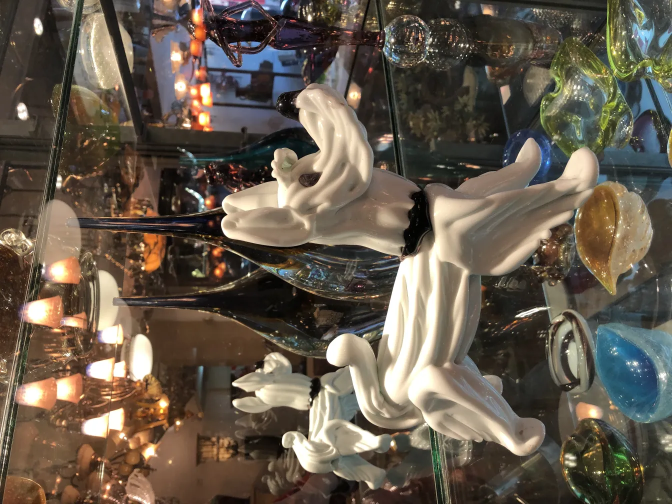 scultura murano bianca con dettagli eleganti, sfondo luminoso