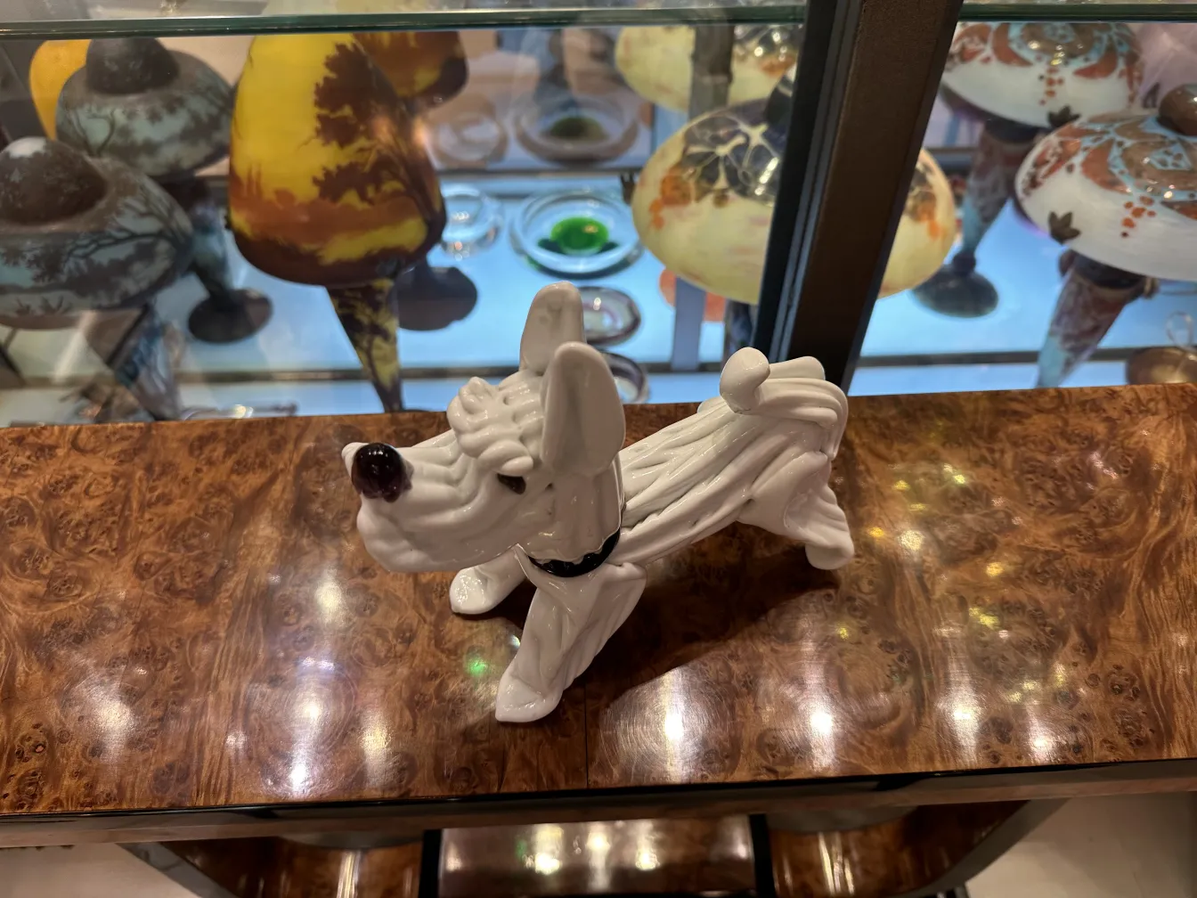 Escultura antigua de perro de Murano con detalles en blanco en una mesa