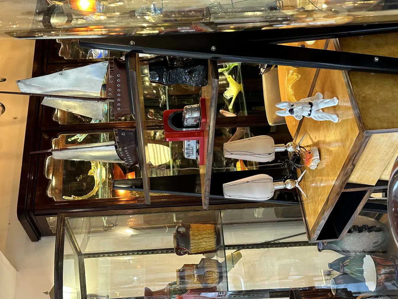 Античная скульптура Мурано с мягкими цветами в антикварной обстановке, окруженная декоративными предметами.