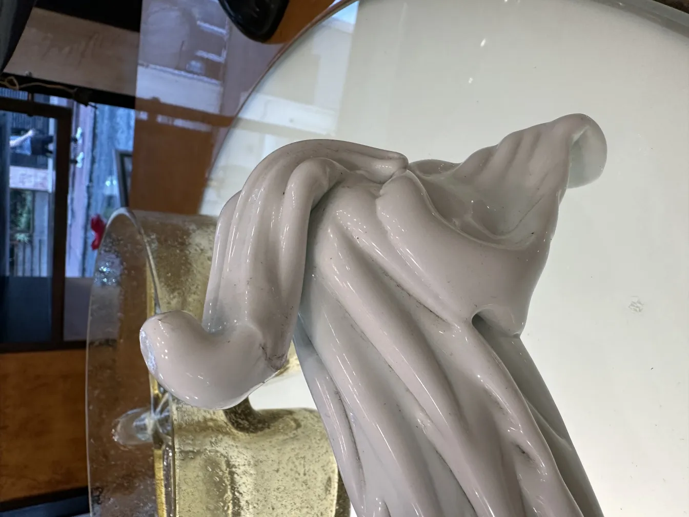 Scultura antica di Murano con dettagli fini e forme curve morbide.