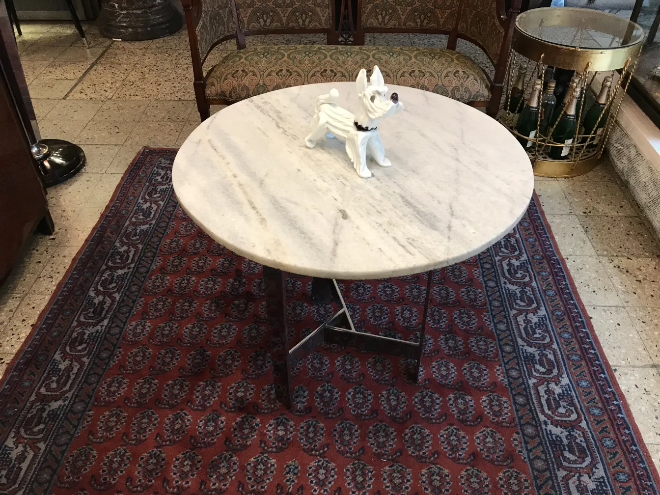 Murano-Skulptur in einer gemütlichen Umgebung mit dekorativem Hund