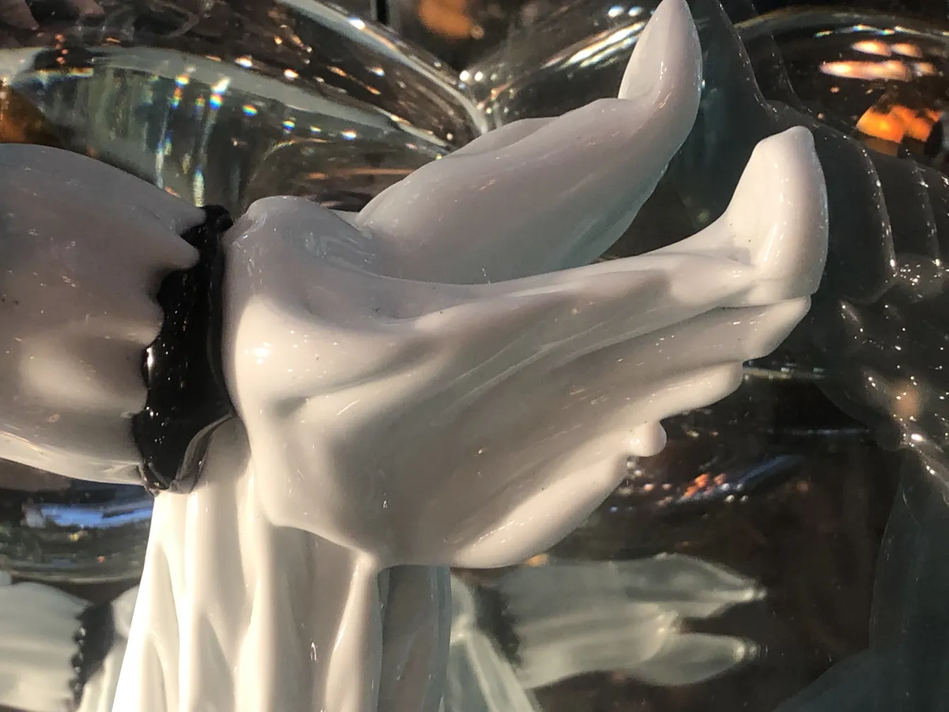 escultura de murano antigua con detalles en blanco y negro, figura decorativa en ambiente brillante.