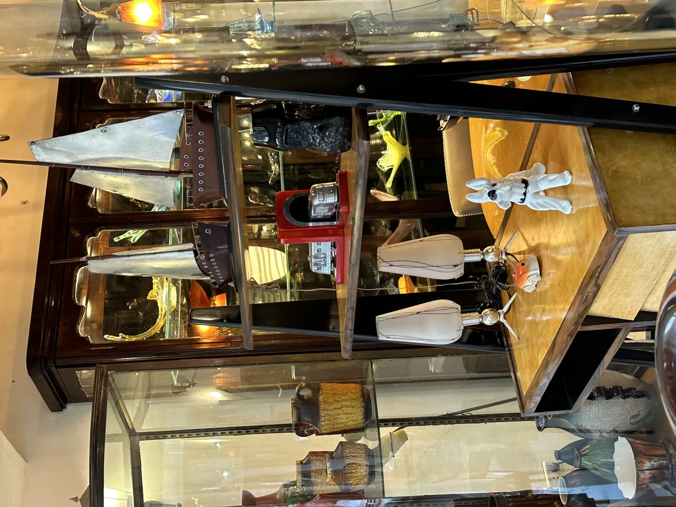 장식적인 환경에 있는 고풍스러운 무라노 조각.