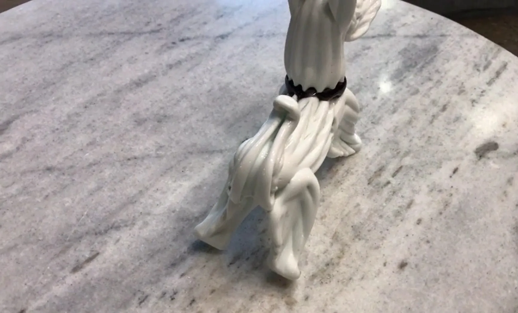 sculpture ancienne d'un chien de Murano avec un design unique