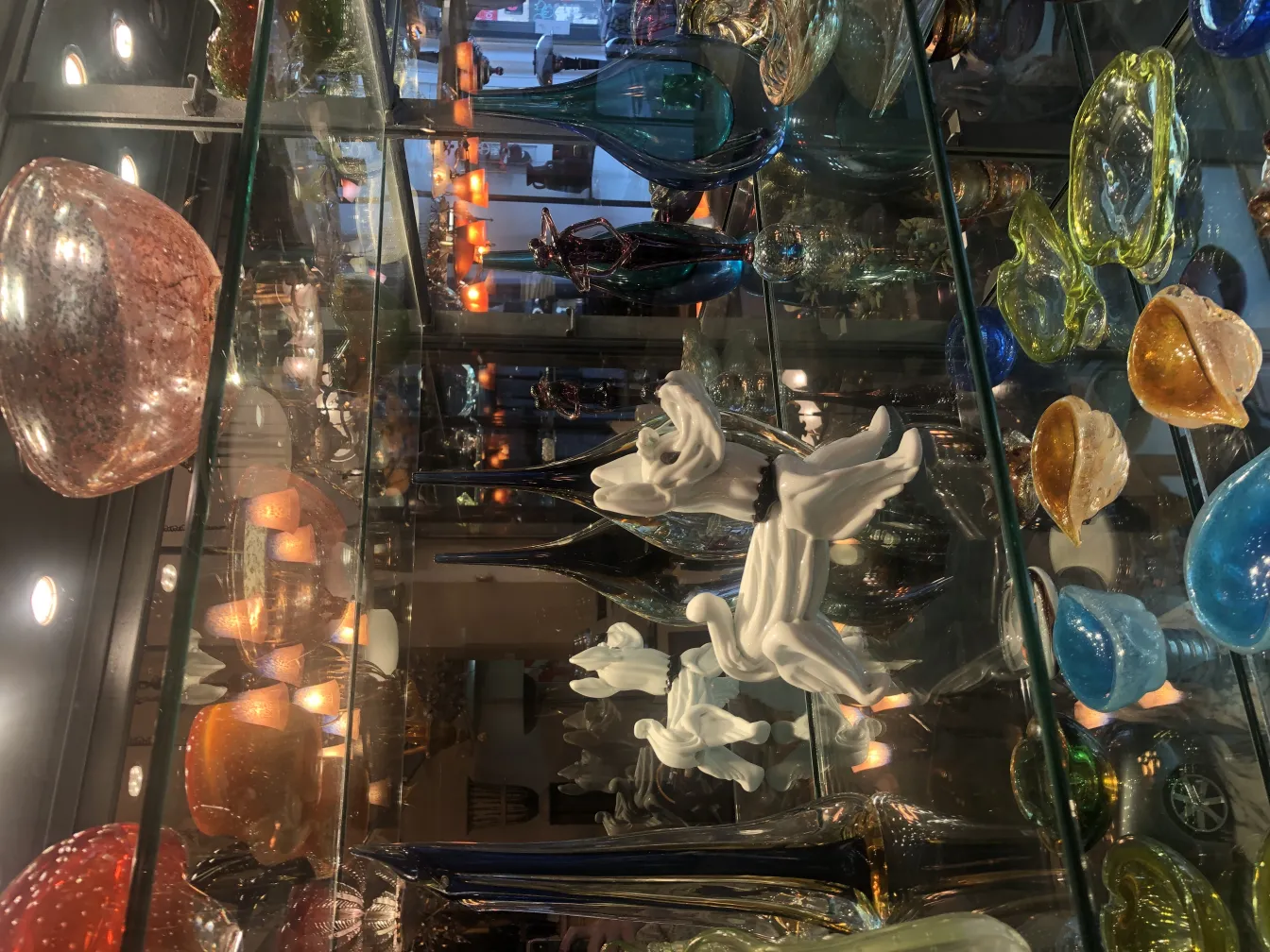 古老的穆拉诺雕塑，优雅的形状和丰富的装饰，周围环绕着装饰物