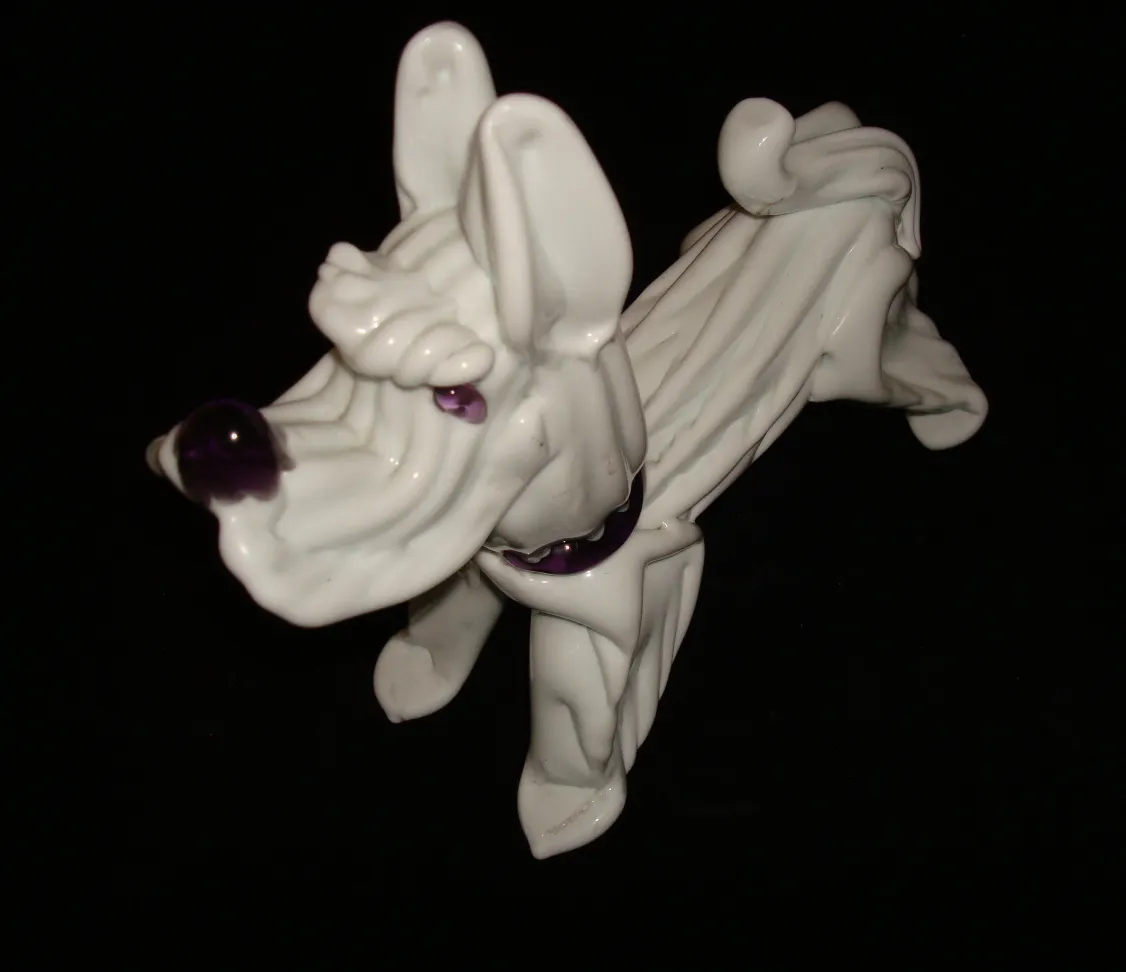 scultura antica di un cane bianco con dettagli viola