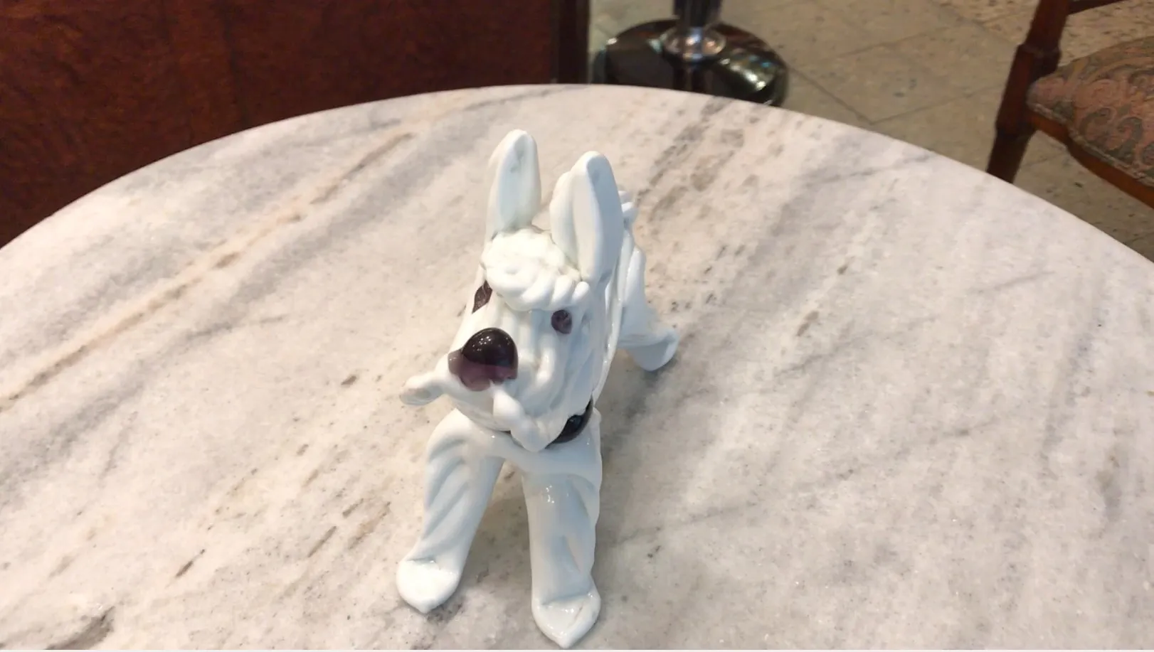 Ancienne sculpture de Murano en forme de chien blanc