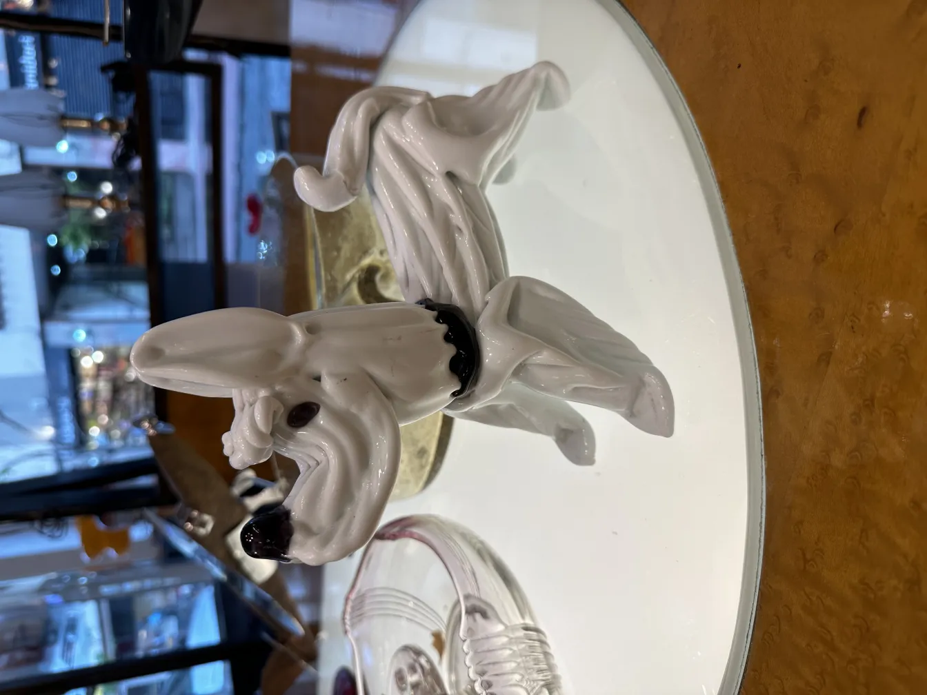 古老的穆拉诺雕塑白色狗有暗色细节