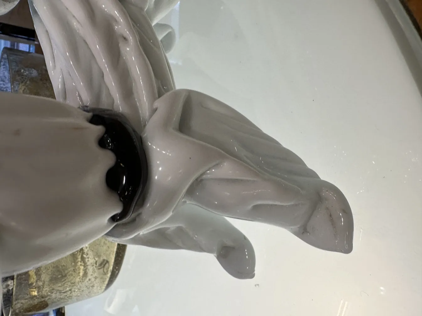 Scultura murano antica con dettagli bianchi e scuri su superficie lucida