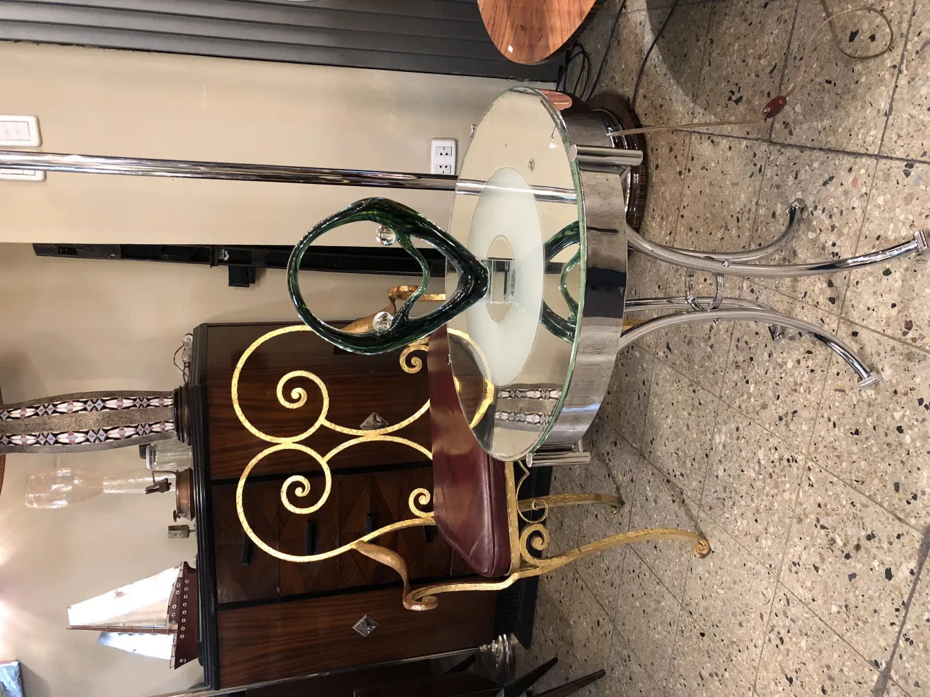 Escultura de Murano en un entorno decorativo antiguo con sillas