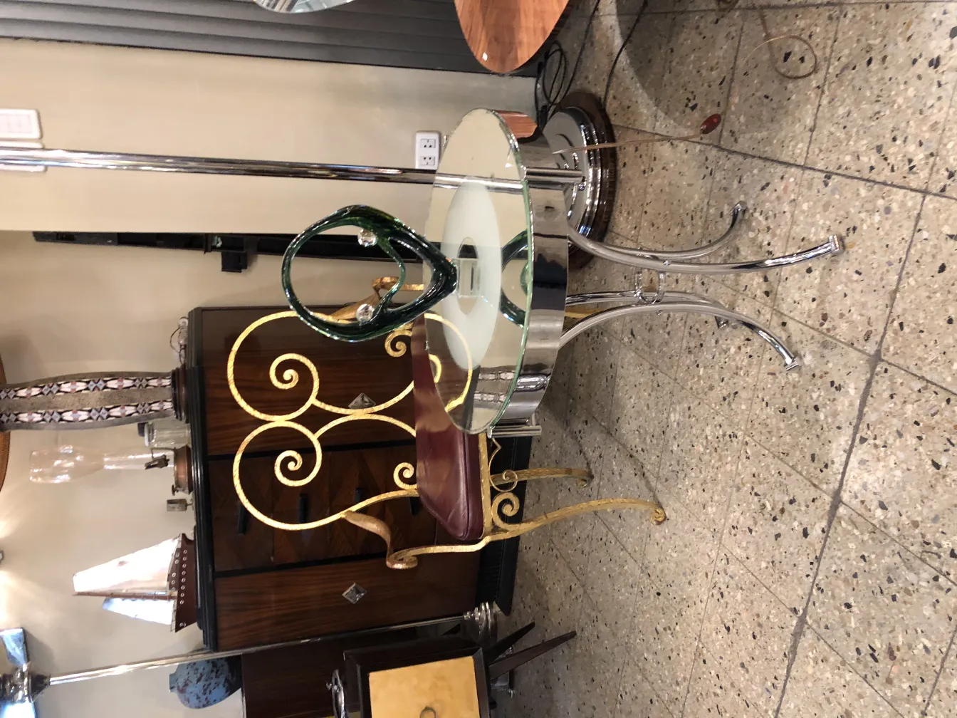 linda escultura de murano em verde e dourado, com detalhes elegantes