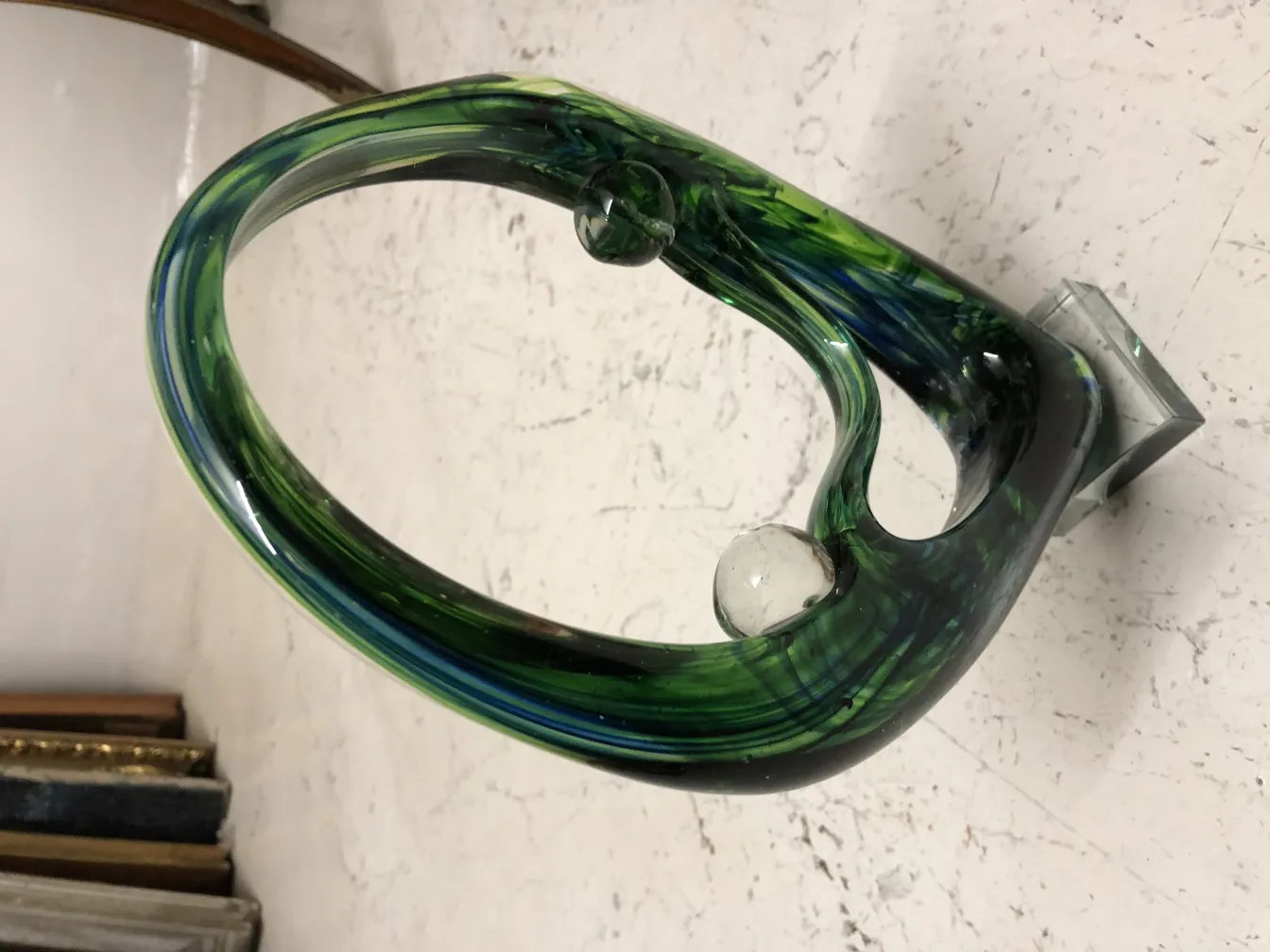 带底座的古代穆拉诺雕塑，绿色和蓝色调