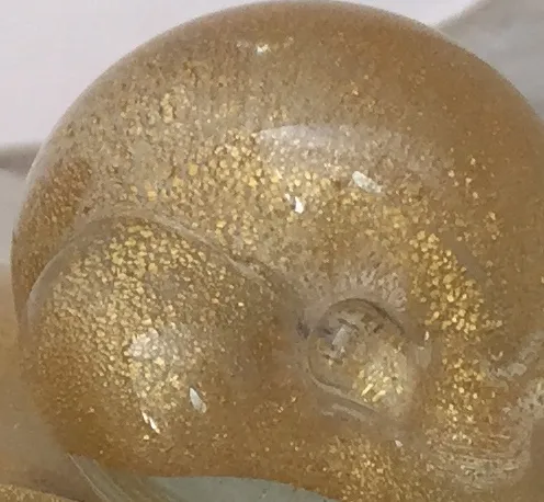 古老的穆拉诺雕塑呈金色海螺形状