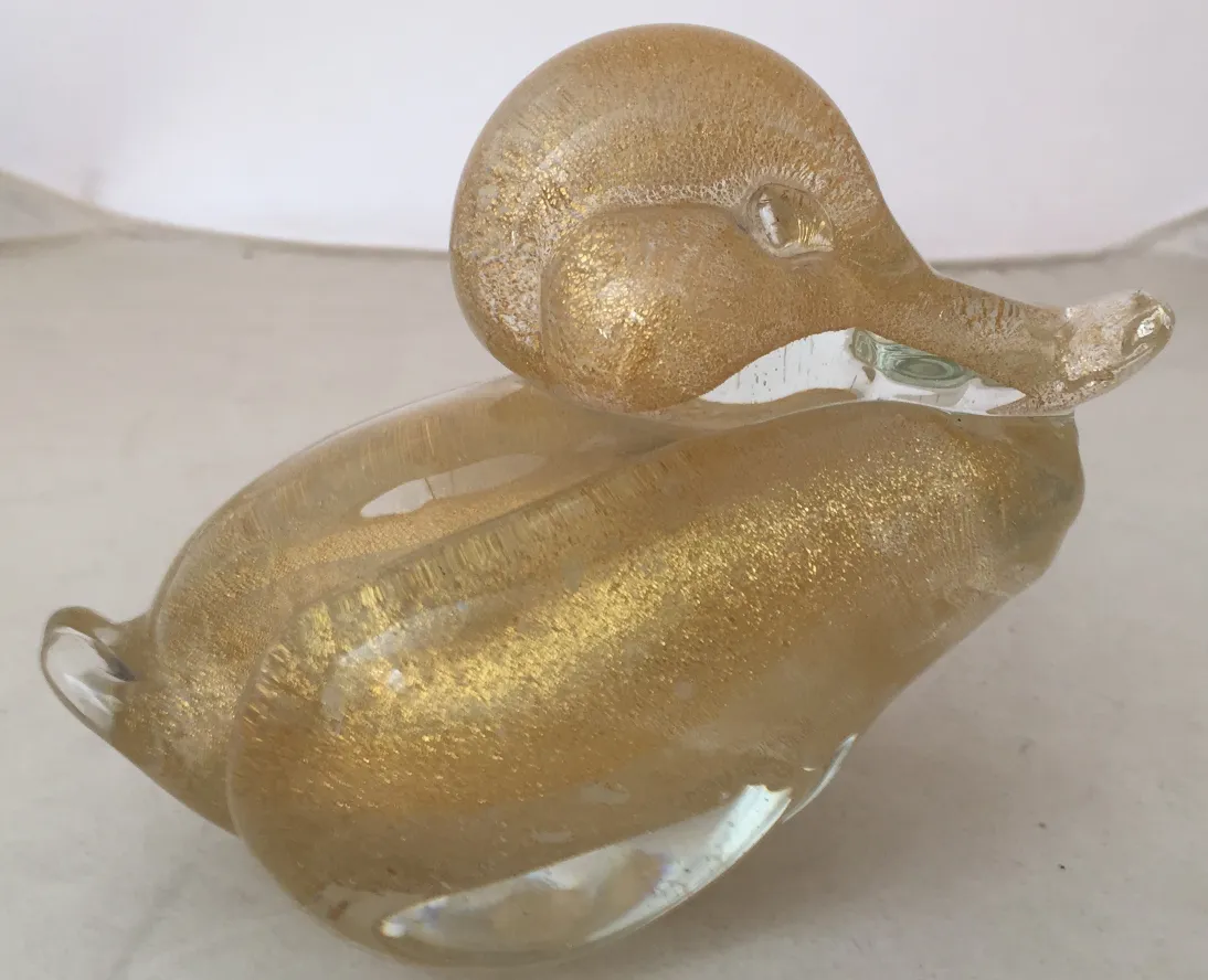 Antigua escultura de Murano en forma de pato dorado, detalle brillante.