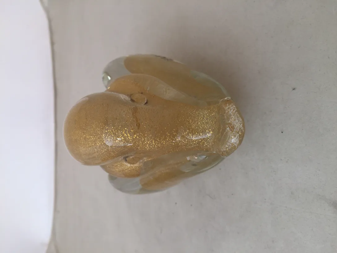 古老的动物形状穆拉诺雕塑，闪亮且金色