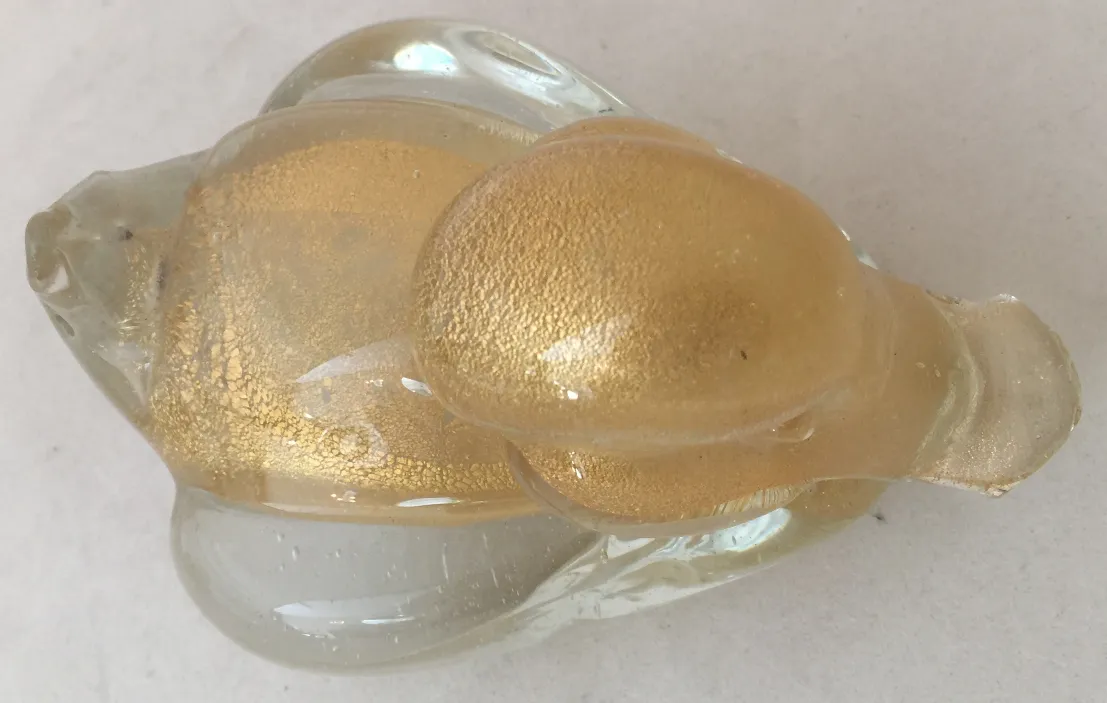 Scultura murano con dettagli dorati e forma curva su sfondo chiaro