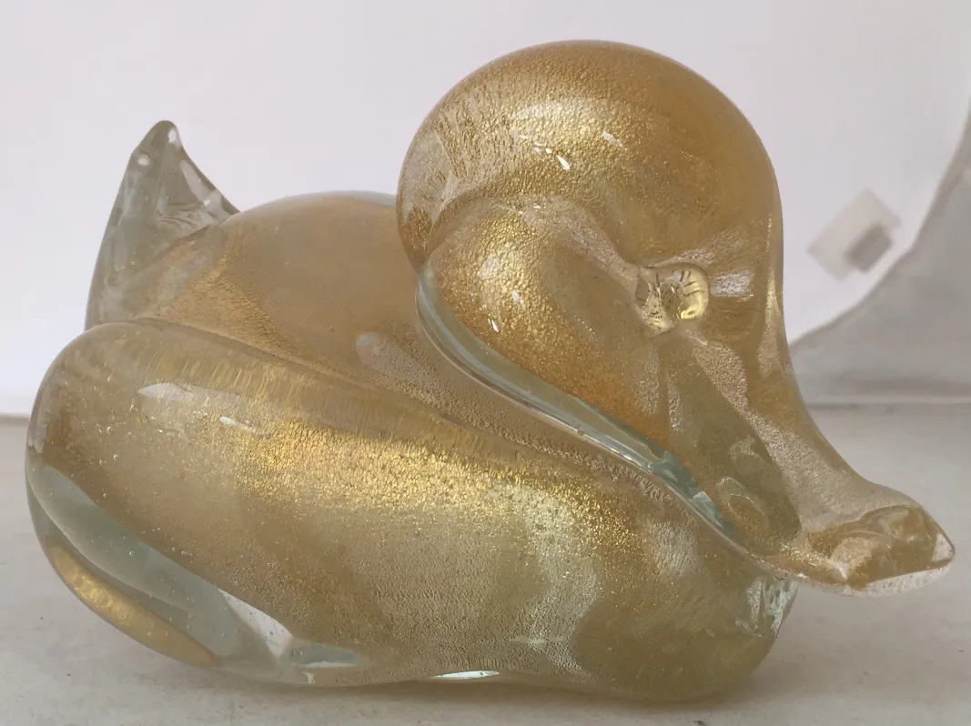 sculpture de murano représentant un canard aux couleurs dorées et aux formes douces