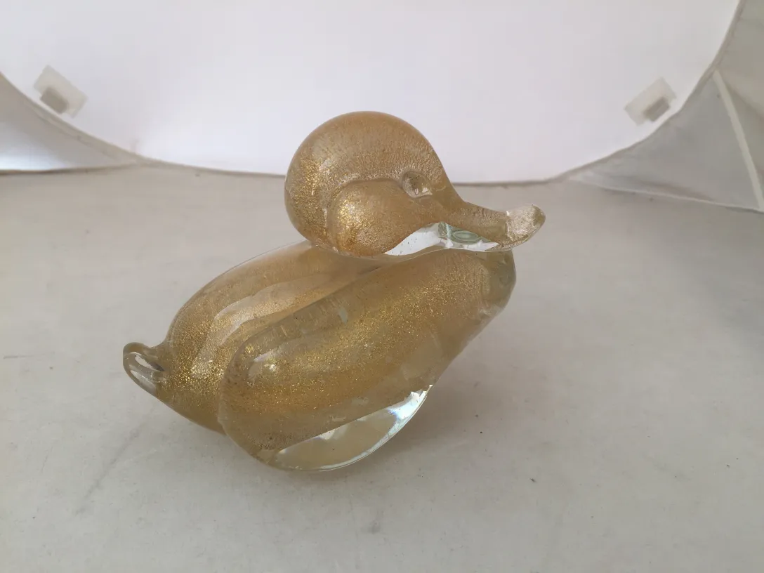 Sculpture de Murano en forme de canard, dorée et brillante.